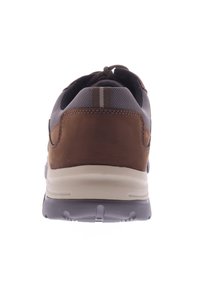 Braune Leder- und graue Mesh-Sportschuhe mit gepolsterter Ferse, strukturiertem Rücken und kontrastierender cremefarbener Zwischensohle, mit gestreiften Akzenten.