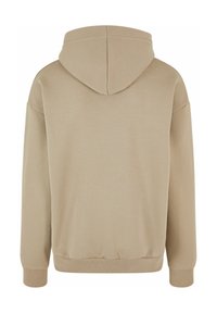 Beige Kapuzenpullover aus glattem Material, mit einer Kordelzugkapuze, gerippten Bündchen und Saum. Das Design ist schlicht und ungeschmückt.