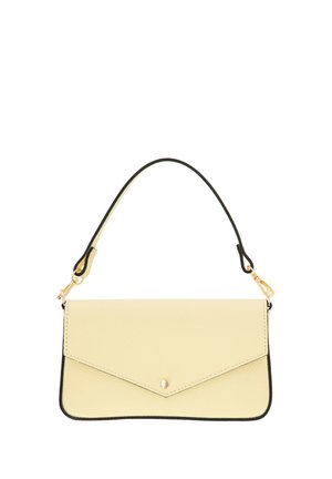 Prostokątna beżowa skórzana torebka z klapką, złotym zatrzaskiem, czarnym obszyciem i krótkim, odpinanym czarnym paskiem ze złotymi zapięciami.