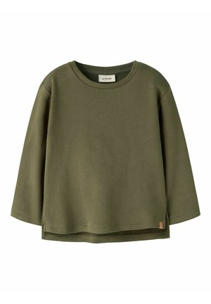 Olivenfarvet T-shirt med lange ærmer og rund hals, med lige kant og små sideslidser, med en stoflabel i nederste kant.