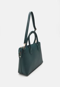 Sac à main en cuir turquoise avec une forme structurée, deux poignées courtes et une bandoulière amovible, doté de ferrures dorées et d'une finition texturée.