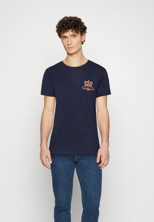 BANNER SHIELD - T-shirt med print - evening blue