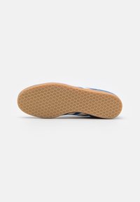 adidas Originals GAZELLE UNISEX - Trainers - team royal blue/off white