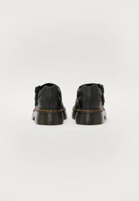 Schwarze Lederschuhe mit strukturierten Oberflächen, runder Zehenpartie und kontrastierenden orangen Nähten an der Sohle. Entworfen mit einem flachen Profil und Schnürsenkeln.