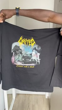 Crna dugorukava majica s grafikom šarene zmaja i viteza s natpisom "Cruisin with a blade" u žutoj boji.