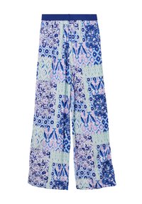 Wijd vallende broek met een blauw en pastel patchwork ontwerp, voorzien van bloem- en geometrische patronen. Elastische tailleband in effen blauw. Zachte stoftextuur.