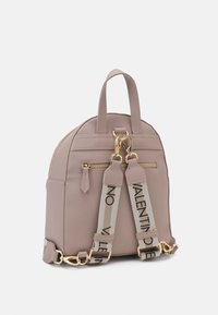 Fialový batoh z texturovaného materiálu s pozlacenými kovy, dvojitými horními uchy a odnímatelným páskem s nápisem „VALENTINO“.