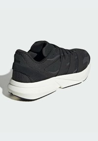 Čierna atletická topánka má priedušný sieťový zvršok, hladké prekrytia, štíhly siluetu a kontrastnú bielu medzipodrážku.