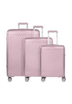 Tre valigie rigide rosa con manici telescopici e quattro ruote, disposte dalla più grande alla più piccola con un motivo ondulato.