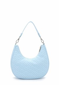 Sac à main matelassé bleu clair avec une seule anse incurvée et des fermoirs argentés, présentant un motif de couture en chevrons et une fermeture éclair en haut.