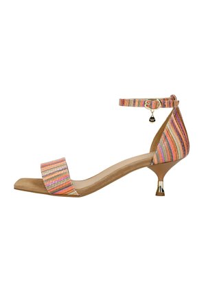 Dames sandaal met open teen met meerkleurige gestreepte enkelband, kleine gouden gesp, kittenhak met metalen punt en een tanzool.