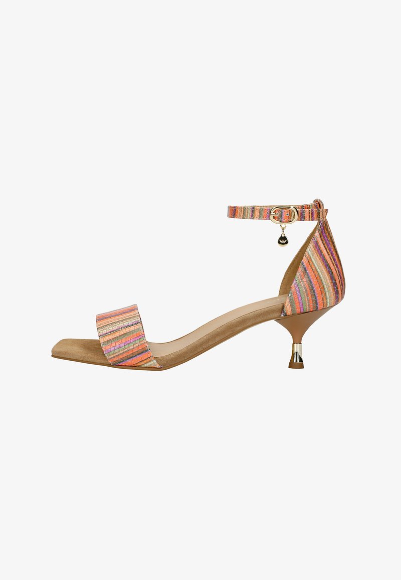 Sandale femme à bout ouvert avec bride de cheville rayée multicolore, petite boucle dorée, talon kitten avec embout métallique et semelle fauve.