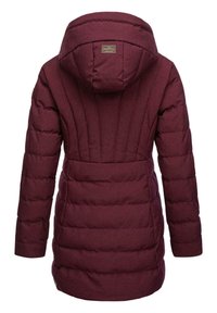 Burgundy puff coat kapucnival, függőleges steppelésekkel, texturált anyaggal és a hátsó részen elhelyezett márkás címkével. Állítható méret.