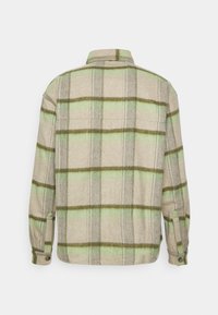 Flanellen overhemd, beige met een groen en bruin ruitpatroon, lange mouwen, knoppenmanchetten, standaard kraag, zachte structuur, achteraanzicht.