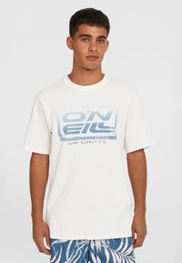 Weißes T-Shirt aus Baumwolle mit einem blauen Grafikdruck und dem Text "O'NEIL SURF SUPPLY CO.", kurzen Ärmeln und einem lässigen Schnitt.