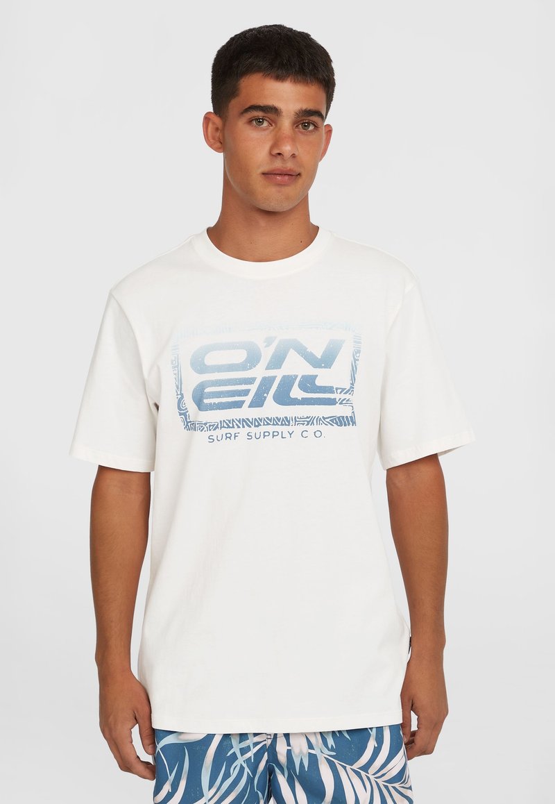 Witte katoenen t-shirt met een blauwe grafische print en de tekst "O'NEIL SURF SUPPLY CO.", korte mouwen en een losse pasvorm.