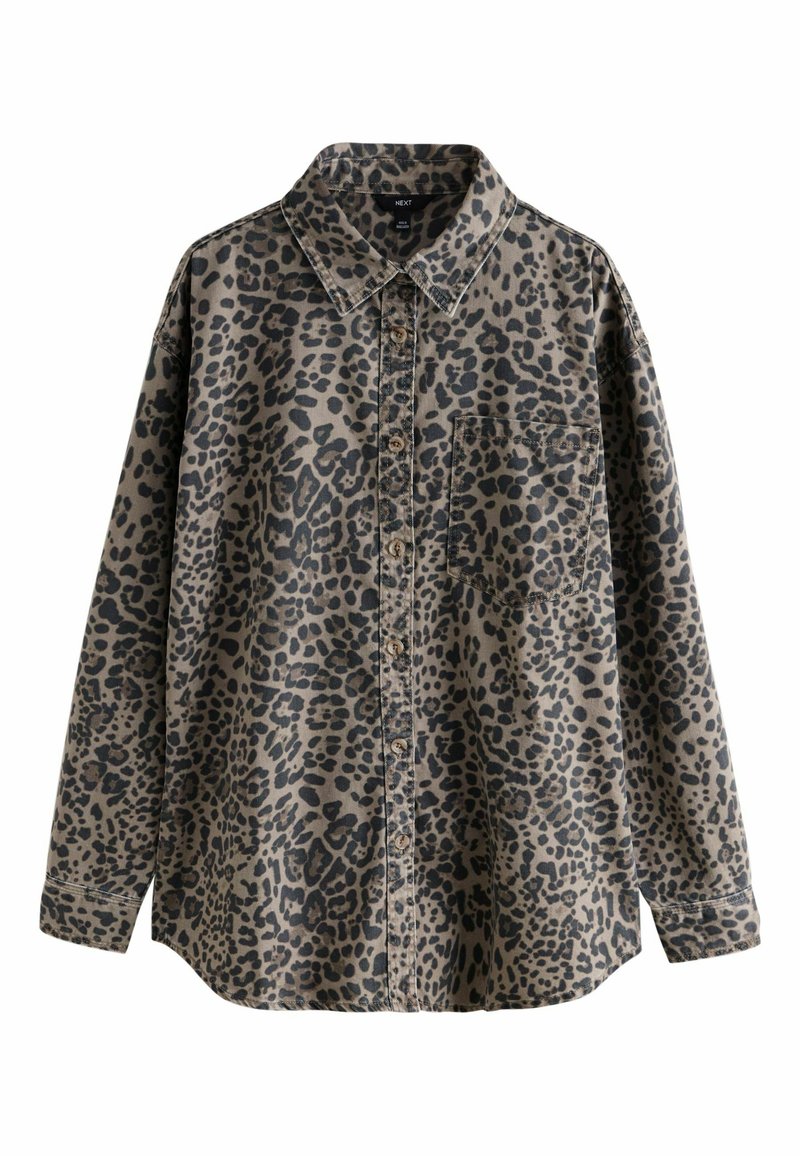 Chemise à manches longues boutonnée avec motif léopard marron et noir et une poche poitrine.