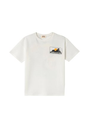Weißes Baumwoll-T-Shirt mit strukturiertem Finish, ausgestattet mit einem schwarzen grafischen Taschenprint, der "WILDERNESS" und ein Sonnenuntergangsdesign zeigt.