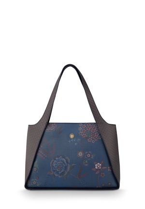 Blauwe leren handtas met bloemmotieven en lange bruine handvatten met een klein gouden embleem in het midden aan de voorkant.