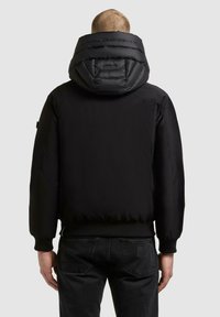 Czarna pikowana kurtka puchowa z dużym, pikowanym kapturem, elastycznymi mankietami i dopasowaną talią. Gładki materiał o matowym wykończeniu z subtelnym detalem marki.