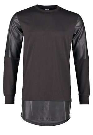 Svart sweatshirt med skinnærmer og en lengre, blank svart underkant. Har rund halslinning og avslappet passform. Jevn tekstur overall.