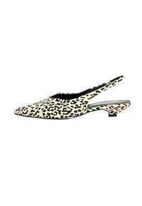 Pantofii slingback cu imprimeu de leopard au un vârf ascuțit, sunt confecționați dintr-un material moale, au un toc mic și elegant și accente negre pe un fundal crem.