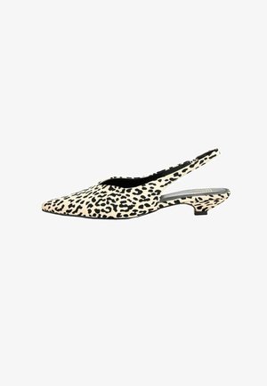 Slingback schoen met luipaardprint en een spitse neus, van zacht materiaal, met een lage kittenhak en zwarte accenten op een crèmekleurige achtergrond.