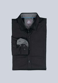 Schwarzes, gefaltetes Herrenhemd mit Knopfleiste und gemustertem Innenkragen sowie Manschettenfutter, präsentiert vor einem hellgrauen Hintergrund.