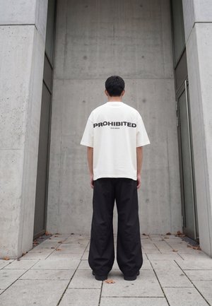 PROHIBITED, Nyomott mintás póló - off white