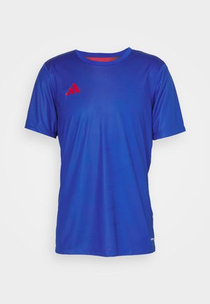 T-shirt de sport bleu en tissu léger. Il a des manches courtes, un col rond et un logo rouge sur la zone de la poitrine gauche.