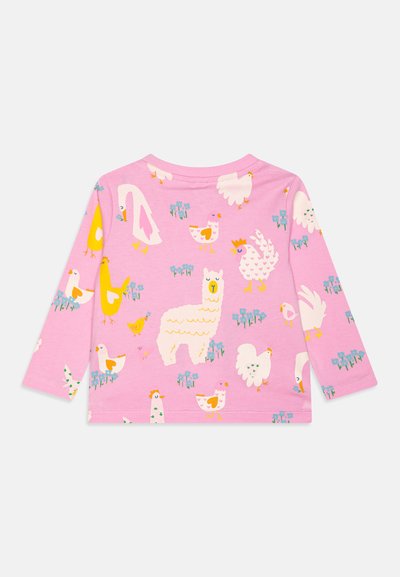 Camisa de manga larga rosa con un patrón de animales multicolores, que incluye llamas y gallinas, en una tela suave y elástica.