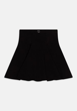 Črna široka krila narejena iz gladkega materiala. Opremljena z pasom z okroglo srebrno gumbom in nežnimi naborki za dodatno prostornino.