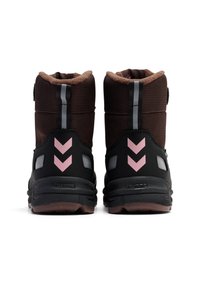 Brune og sorte støvler med en tekstureret overdel, der har et pink zigzag-mønster. Inkluderer grå striber og en krave med fleece-foring.