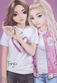 Zwei animierte Charaktere stehen nahe beieinander. Der Linke trägt ein weißes Shirt mit einem pinken Herzen, während der Rechte eine pinke Collegejacke anhat.