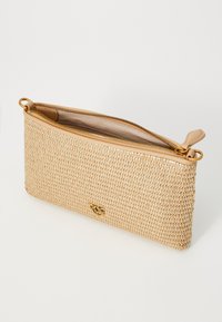 Borsa a pochette intrecciata beige con zip dorata e piccolo emblema d'ape dorata, parzialmente aperta per mostrare l'interno foderato in tessuto chiaro.