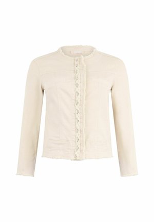 Cremefarbene Jeansjacke mit langen Ärmeln, ausgefranstem Saum, geflochtenem Vorderverschluss und zwei Brusttaschen. Hat einen runden Kragen und ein strukturiertes Material.