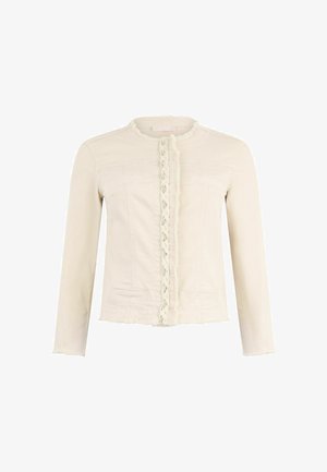 Giacca di jeans crema con maniche lunghe, orlo sfrangiato, chiusura frontale intrecciata e due tasche sul petto. Presenta un colletto tondo e un tessuto strutturato.