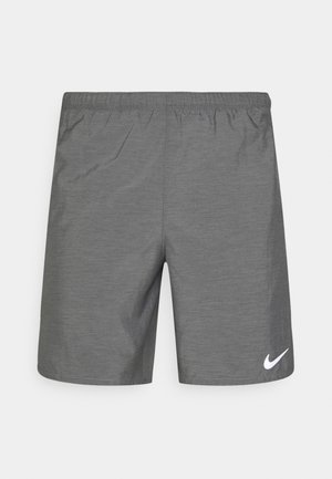Grå atletikshorts med elastisk talje og lille hvid Nike Swoosh-logo nederst på venstre ben, vist forfra.
