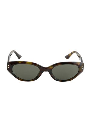Gafas de sol de carey con lentes verdes, forma de ojo de gato, montura gruesa y recortes distintivos a los lados; textura suave y acabado brillante.