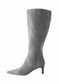 Bota de ante gris hasta la rodilla con punta afilada, tacón delgado y diseño minimalista, que presenta una superficie lisa y texturizada sin herrajes visibles.