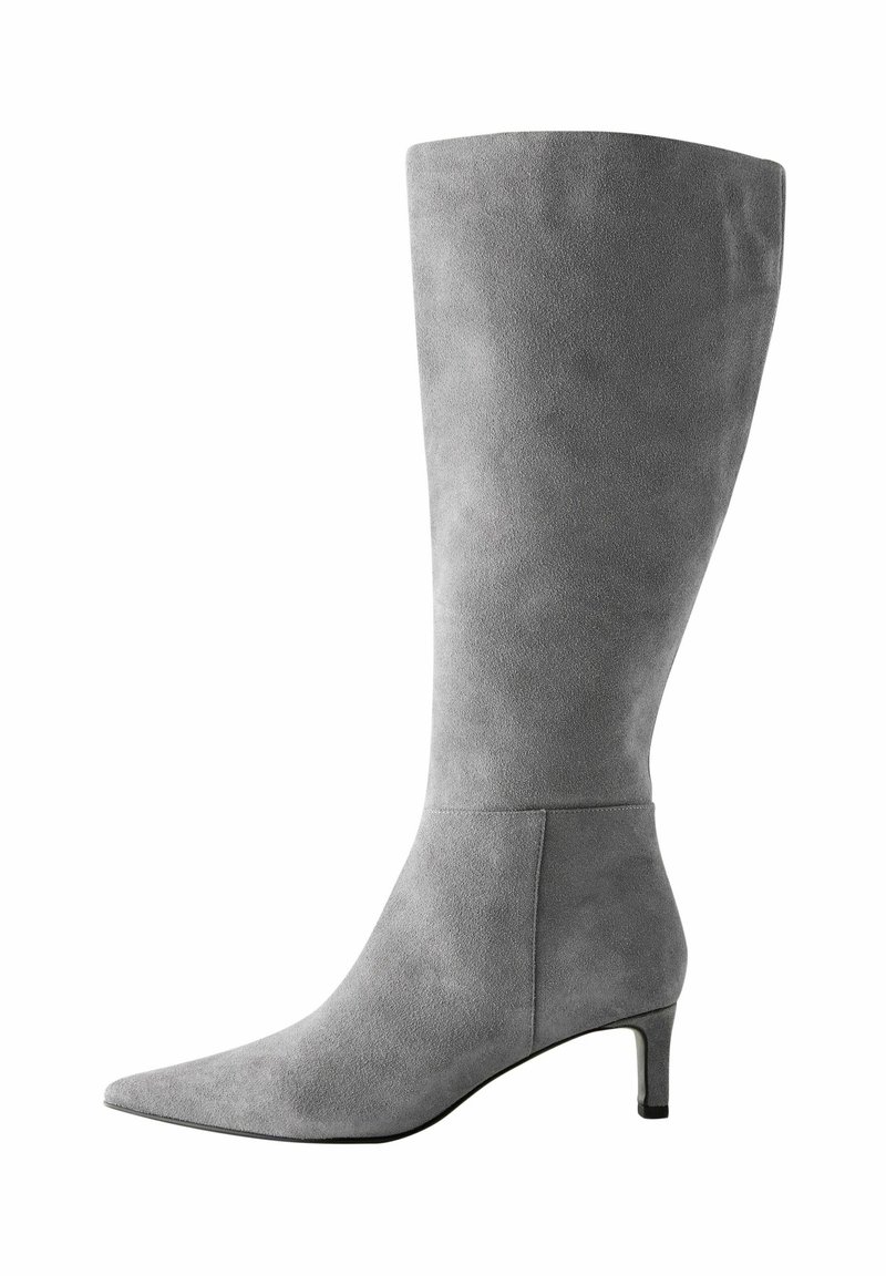 Bota de ante gris hasta la rodilla con punta afilada, tacón delgado y diseño minimalista, que presenta una superficie lisa y texturizada sin herrajes visibles.