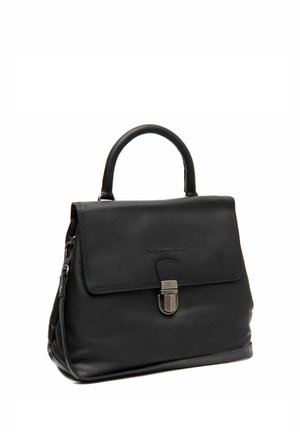 Sac à main en cuir noir au design structuré, présentant une poignée supérieure, une fermeture à rabat à l'avant et des détails en métal argenté.
