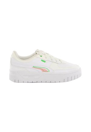 Witte Puma lage sneaker met roze en groene logo-accenten, stevige zool en vetersluiting, gezien vanaf de binnenkant.