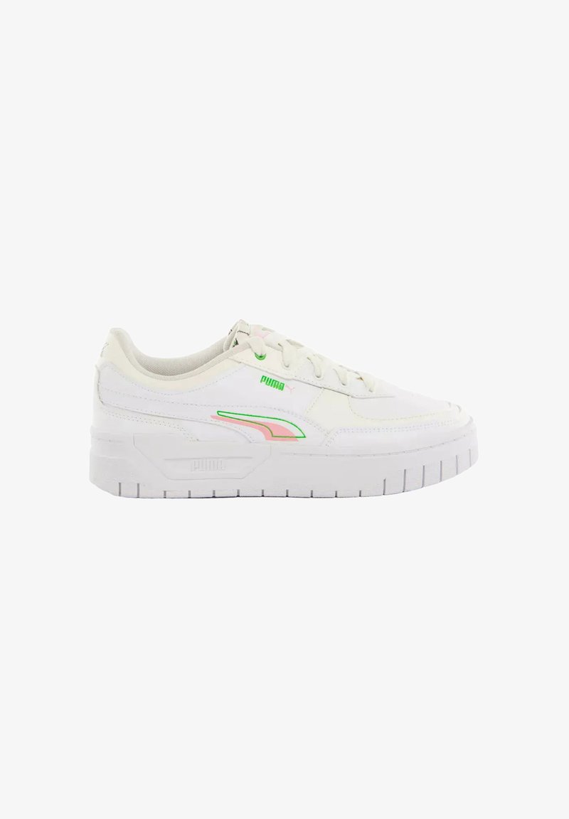 Baskets basses blanches Puma avec des accents de logo rose et vert, semelle épaisse et design à lacets, vues de l'intérieur.