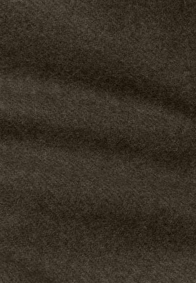 Donkerbruin vilt van wol met een zachte, gestructureerde oppervlakte met subtiele, golvende lijnen door het hele materiaal. Geschikt voor diverse knutseltoepassingen.