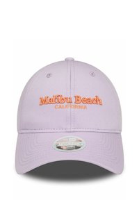 Gorra de béisbol de color lavanda con "Malibu Beach" y "CALIFORNIA" bordados en color naranja. Visera curvada y correa ajustable en la parte posterior.