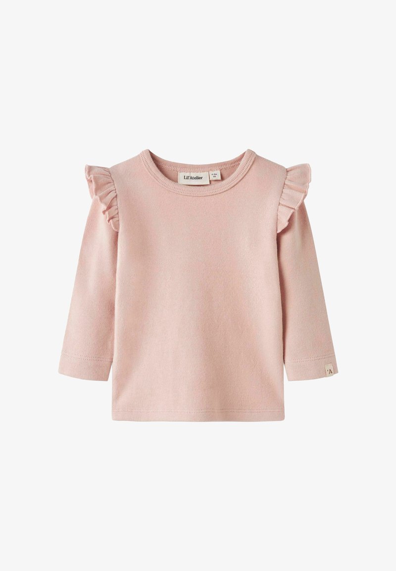 Top lung roz pal cu mâneci lungi, cu accente volan pe umeri, guler striat și etichetă de marcă pe mânecă; fabricat din material de bumbac moale.