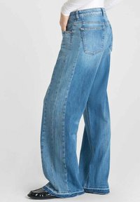 Lichtblauwe, wijde jeans van middelgewicht denim. Voorzien van een klassiek vijf-pocket ontwerp en een lichte vervaging voor een casual uitstraling.