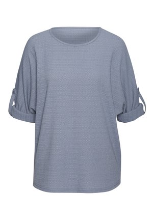 Helles blaues, strukturiertes T-Shirt mit rundem Halsausschnitt, kurzärmeligen, hochgerollten Ärmeln und lockerer Passform. Einfaches Design ohne zusätzliche Muster oder Verzierungen.