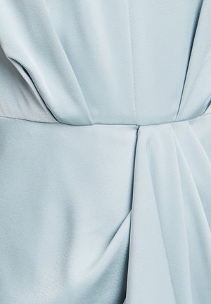 Heledad sinine satiin kleit, millel on pleegete detailid vööl. Sile tekstuur, hästi istuv lõige ja mahe sära.